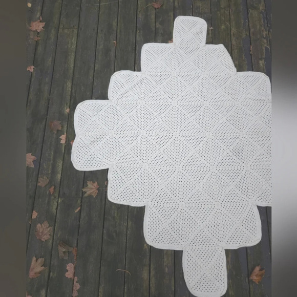 Hand Knit Snowflake Blanket - Picture 4 of 9